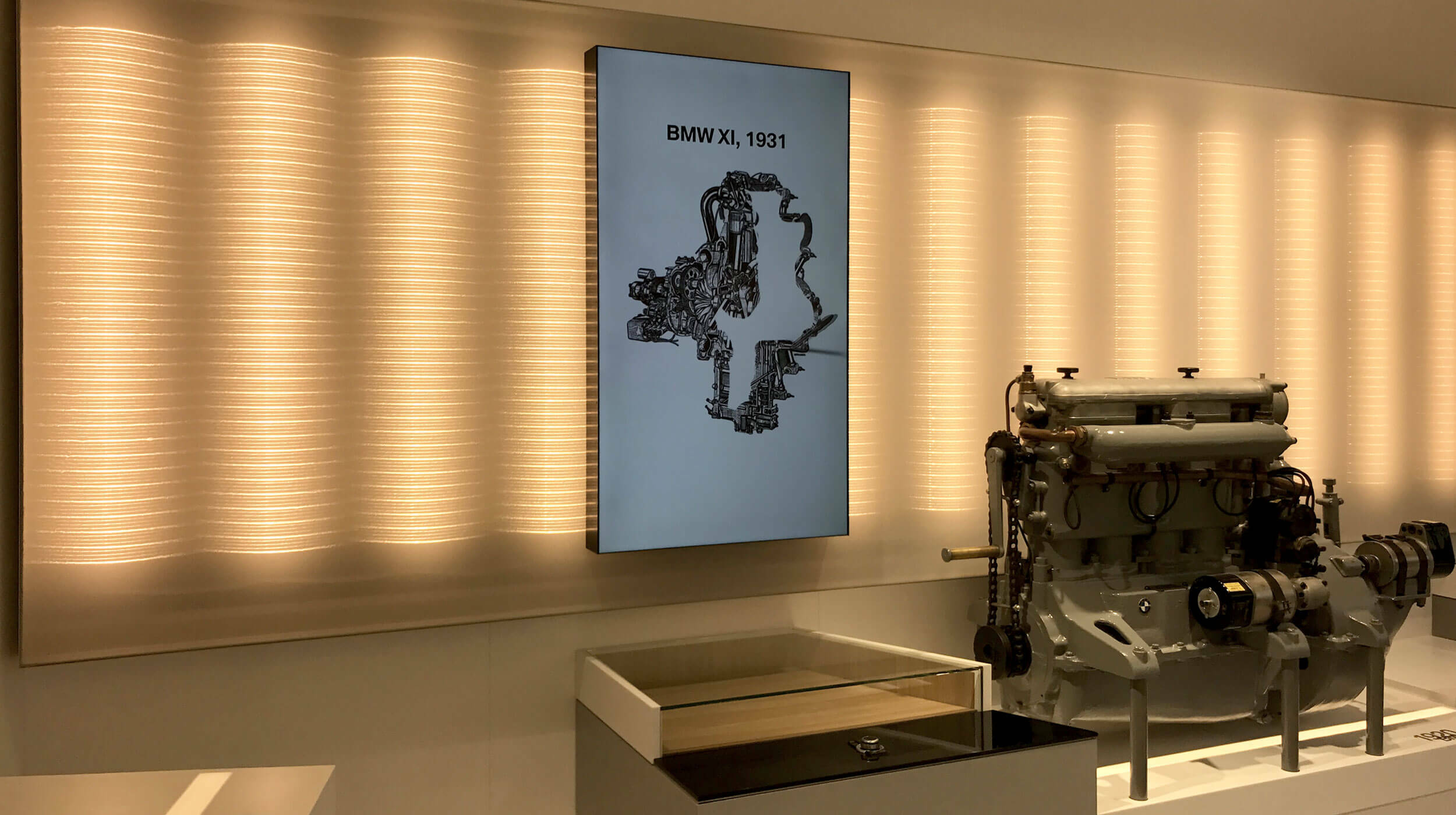 Historisches BMW Motor Exponat des BMW XI