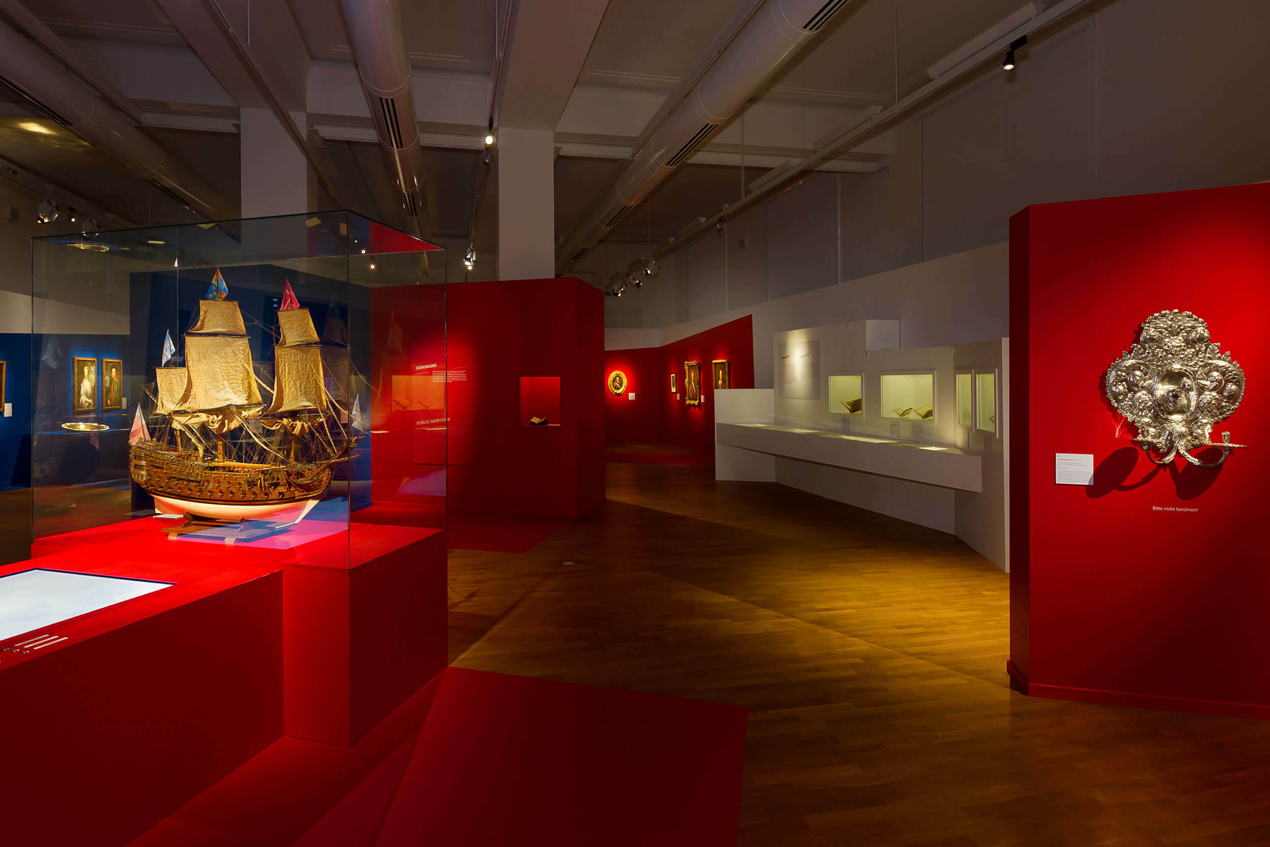 Exponat eines historischen Schiffsmodells in einer Vitrine Exponat eines historischen Schiffsmodells in einer Vitrine