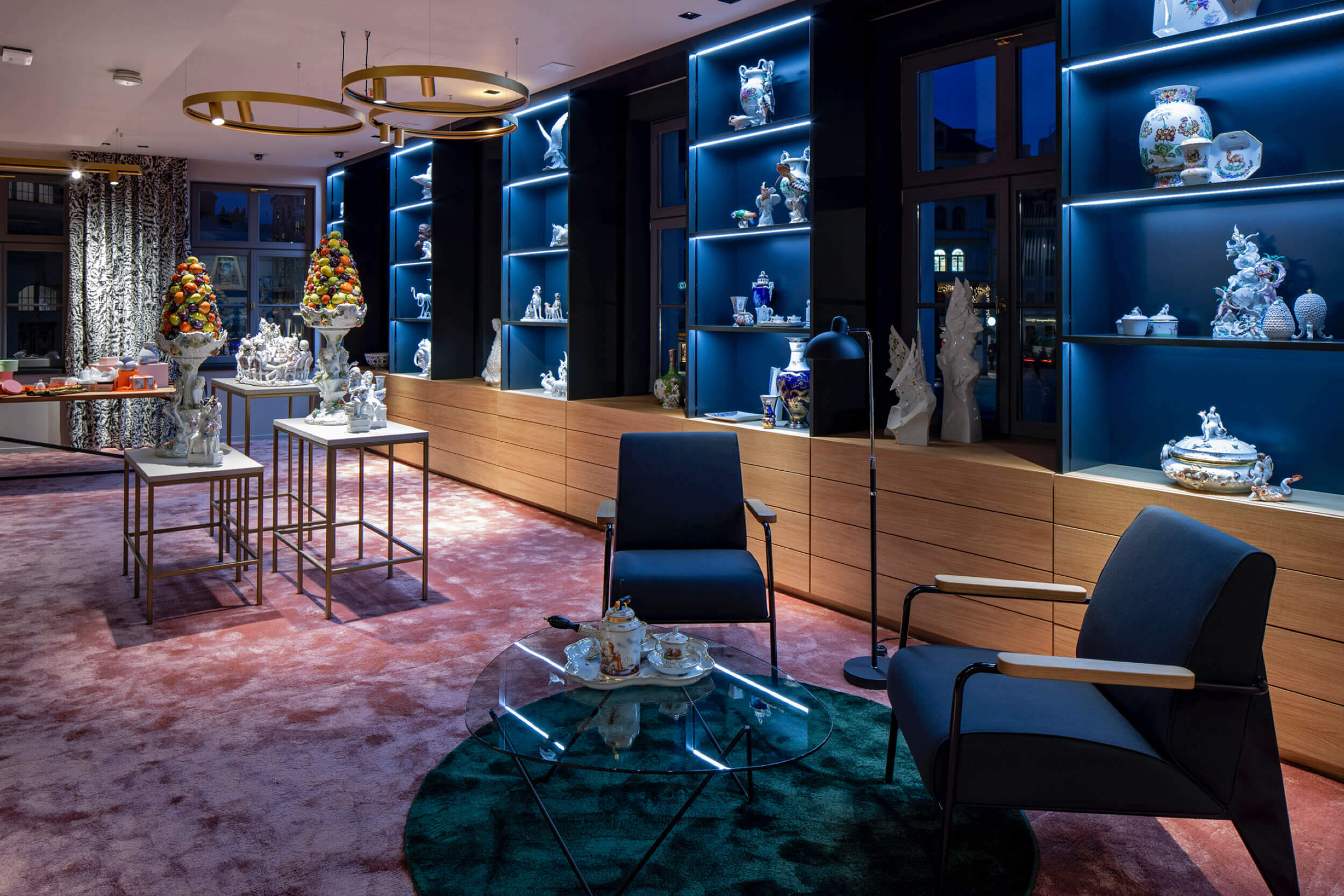 Sitzecke und verschiedene Meissen Exponate im Meissen Signature Store Sitzecke und verschiedene Meissen Exponate im Meissen Signature Store