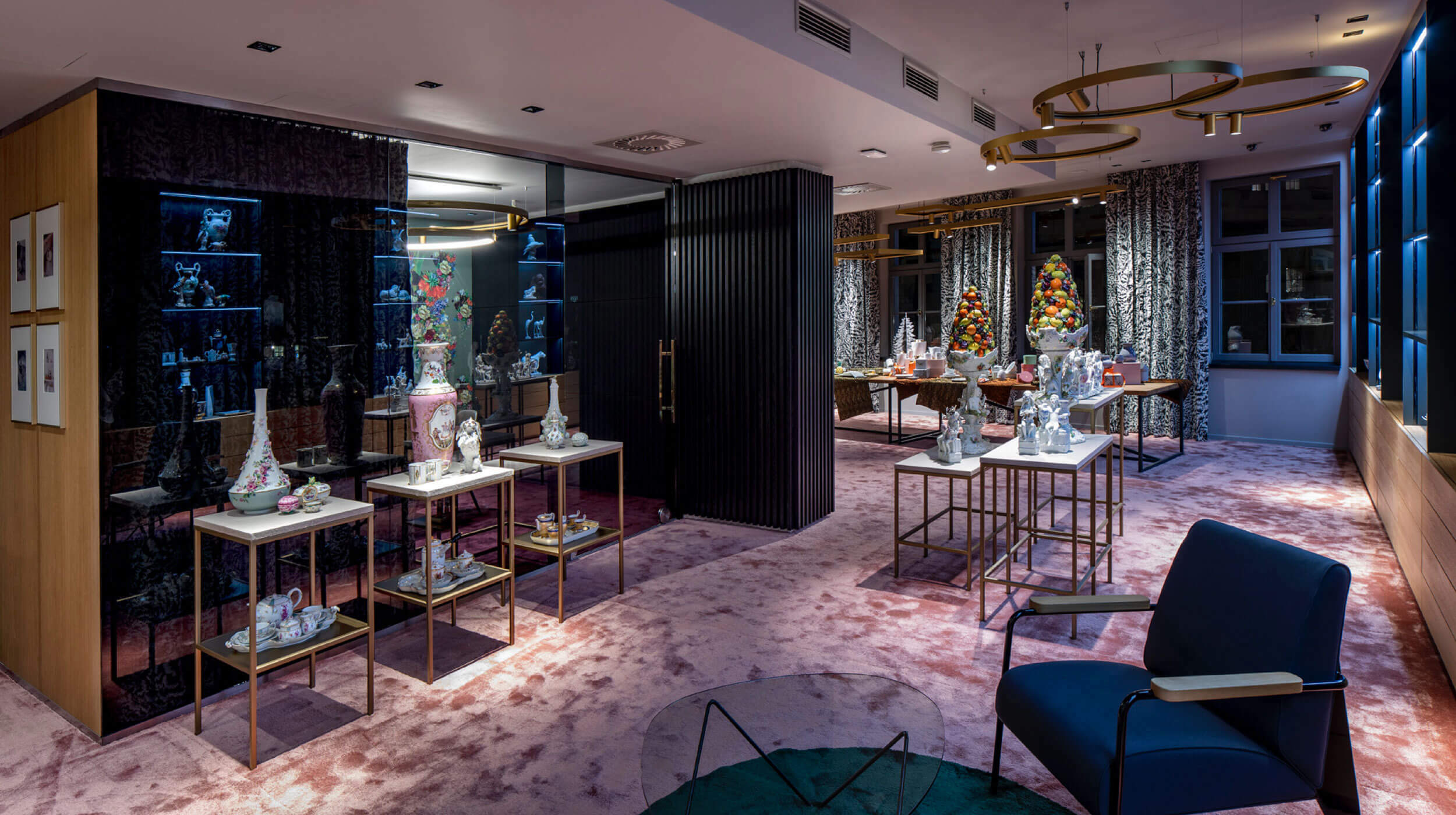 Ausschnitt aus dem Meissen Signature Store bei Nacht