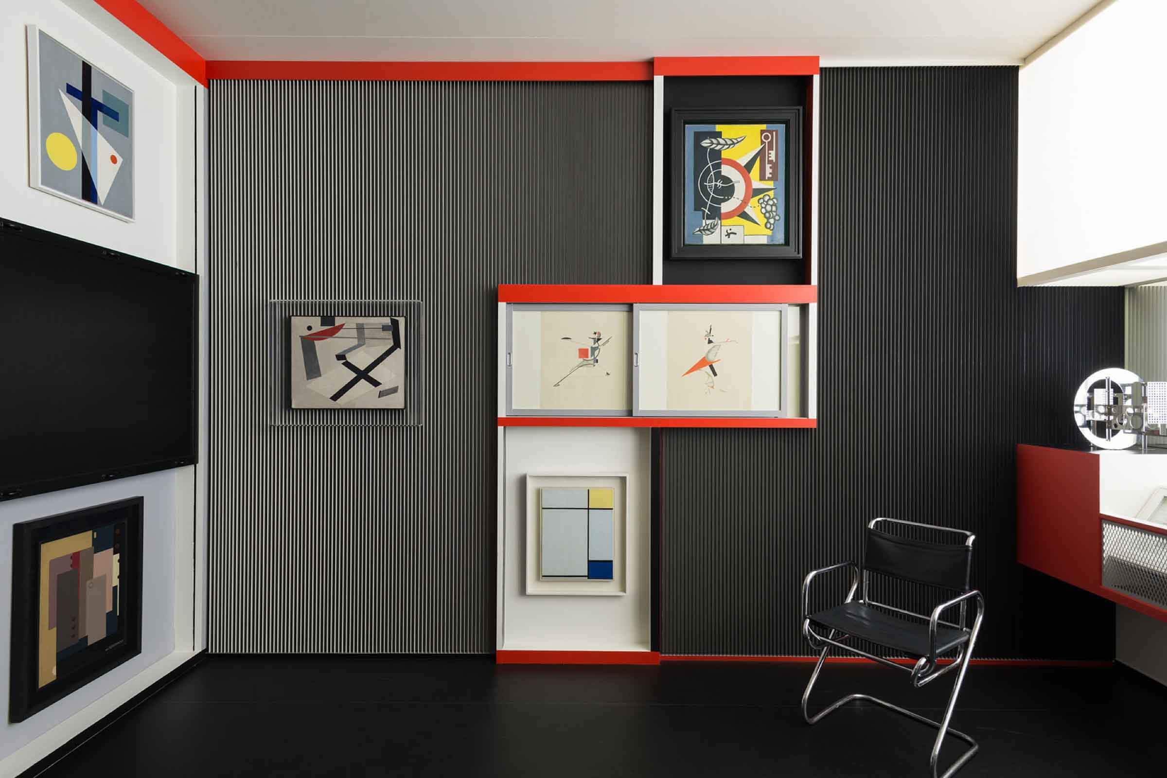 Verschiedene Kunstwerke an einer Wand Verschiedene Kunstwerke an einer Wand