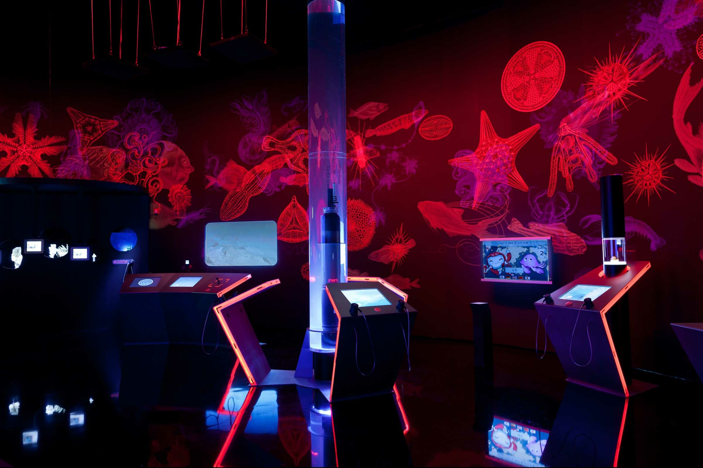 Installation mehrerer Spielekonsolen in einer Expomondo Erlebniswelt Installation mehrerer Spielekonsolen in einer Expomondo Erlebniswelt