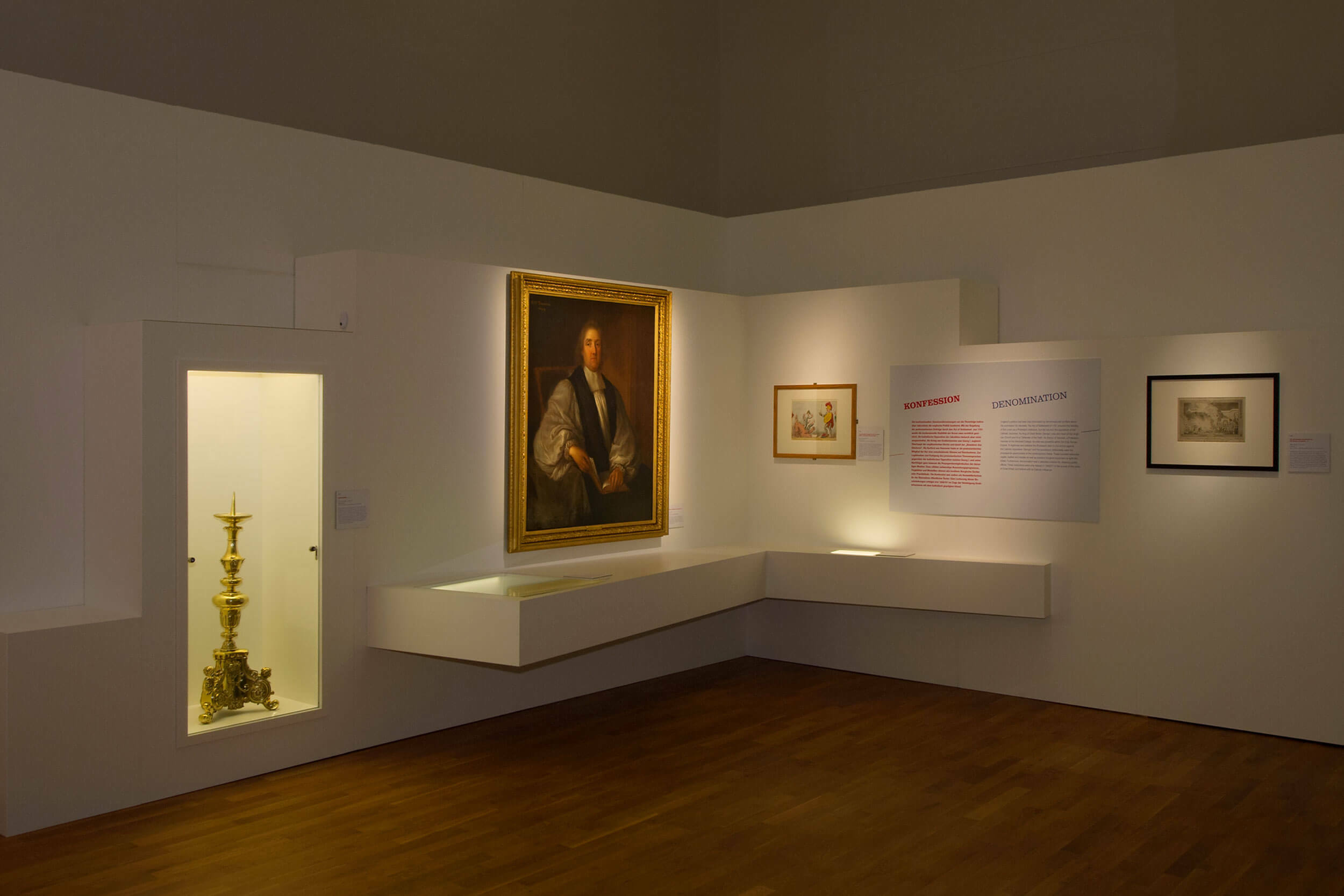 Historische Ausstellungsstücke und Gemälde
